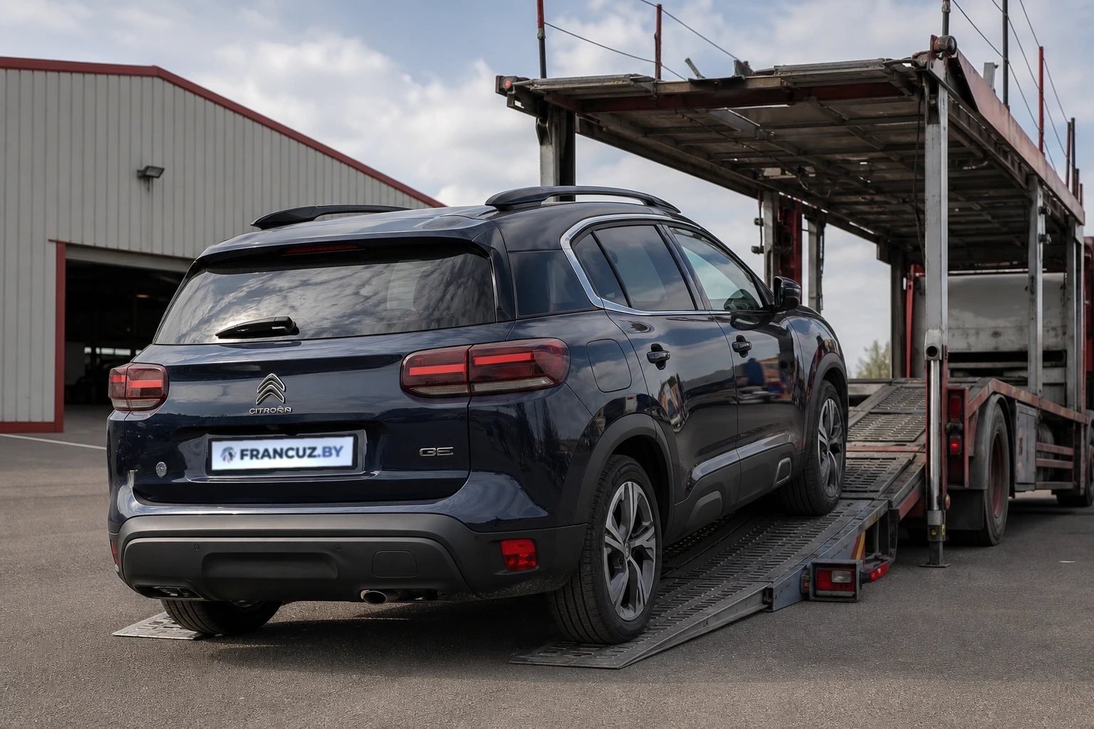 Автомобиль заезжает на автовоз